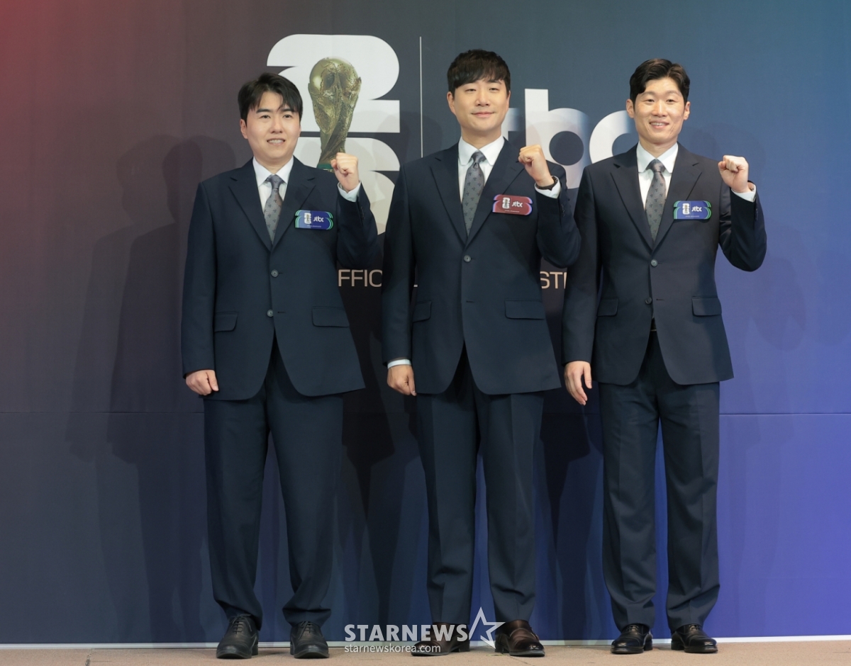 (Seúl=NEWS1) Reportero Kwon Hyun-jin = Kim Hwan (de izquierda a derecha), el comentarista, el presentador Bae Sung-jae y el comentarista Park Ji-sung posan durante una rueda de prensa de JTBC 'Copa Mundial de la FIFA 2026 de América del Norte' celebrada el día 21 en el hotel Ambassador Seoul Fullum. 2026.5.21/NEWS1 Copyright © NEWS1. Prohibida la reproducción total o parcial sin autorización, así como su uso para el entrenamiento de IA. /foto=(Seúl=NEWS1) Reportero Kwon Hyun-jin