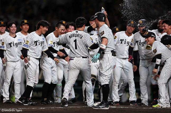 Hanshin Tigers players celebrating with a walk-off home run to end the game on the 20th. /Photo=Hanshin Tigers official website