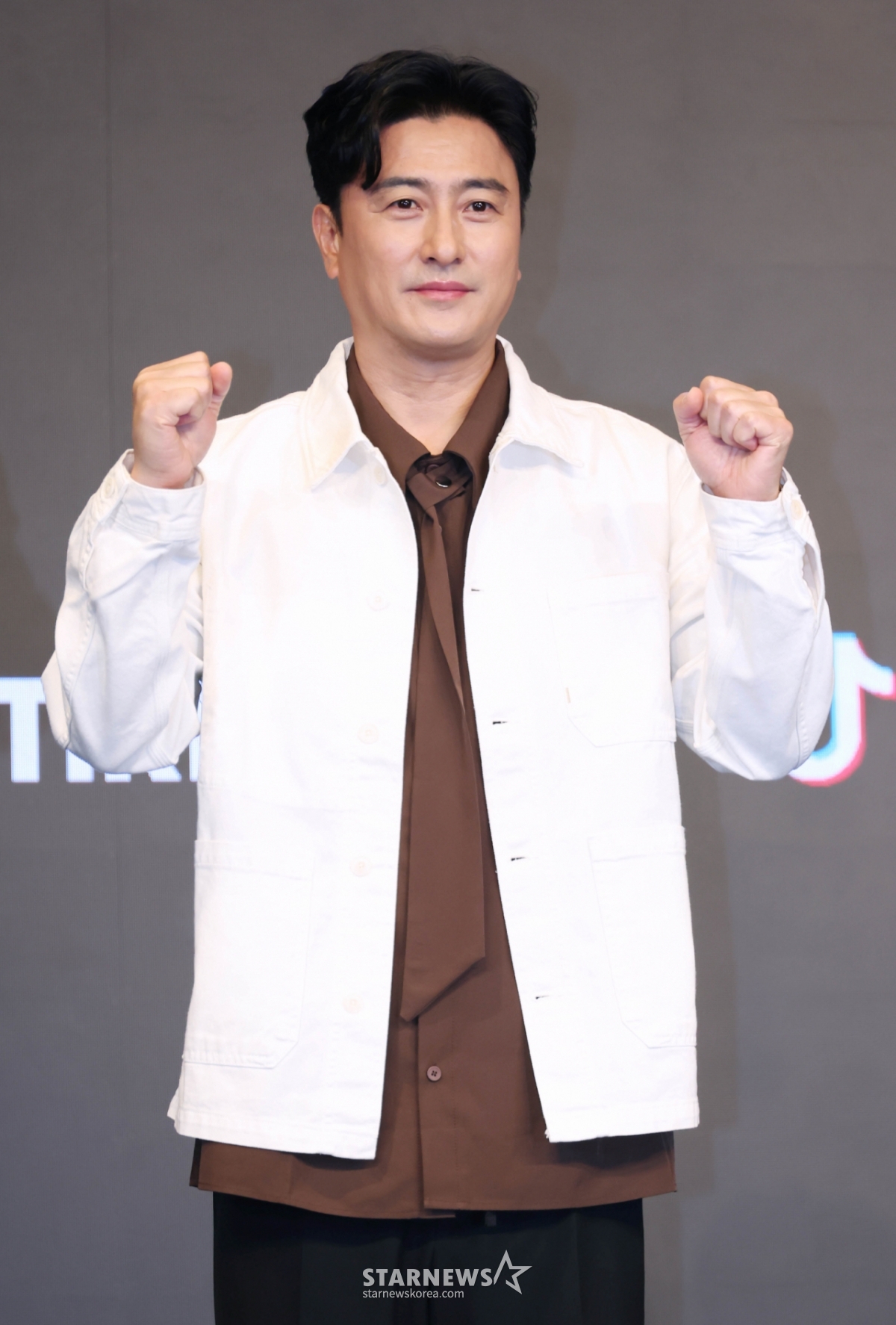 El presentador Ahn Jung-hwan asistió el 21 por la mañana a la rueda de prensa de lanzamiento del primer programa de entretenimiento original nacional de la plataforma de formato corto TikTok, 'Tikitiki Takataka Talk Talk Show', y posó para fotografías en el hotel The Link Seúl, en el distrito de Guro, Seúl. El programa de entretenimiento de tipo batalla, 'Tikitiki Takataka Talk Talk Show', que permite disfrutar tanto a quienes conocen bien el fútbol como a quienes no están familiarizados con él, se emitirá por primera vez el día 25. /foto=reportero fotográfico Lee Dong-hoon photoguy@