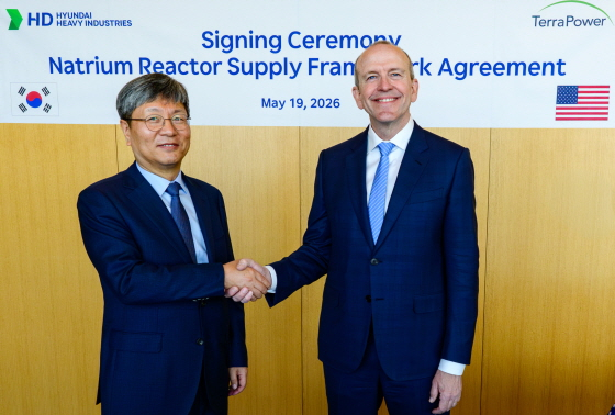 HD Hyundai recently signed a basic agreement with U.S. nuclear innovation company TerraPower regarding the supply of sodium reactors. (From left: Won Kwang-sik, Head of Marine Energy Business at HD Hyundai Heavy Industries; Chris Levesque, CEO of TerraPower)/Photo provided by HD Hyundai