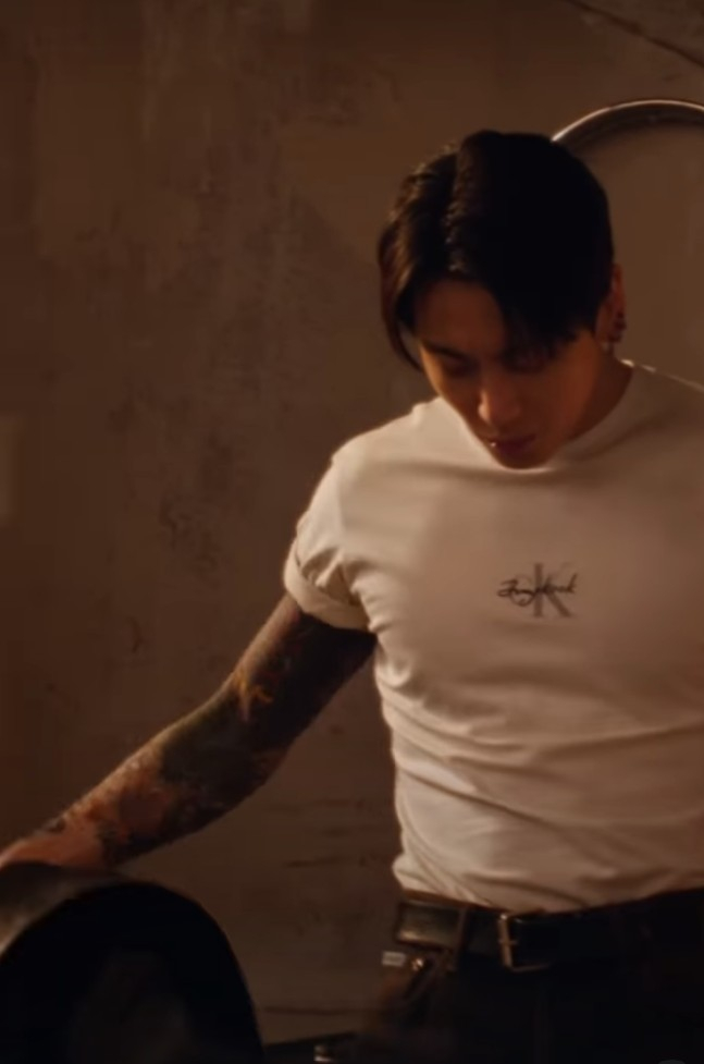 Фото Calvin Klein на официальном Instagram и X
