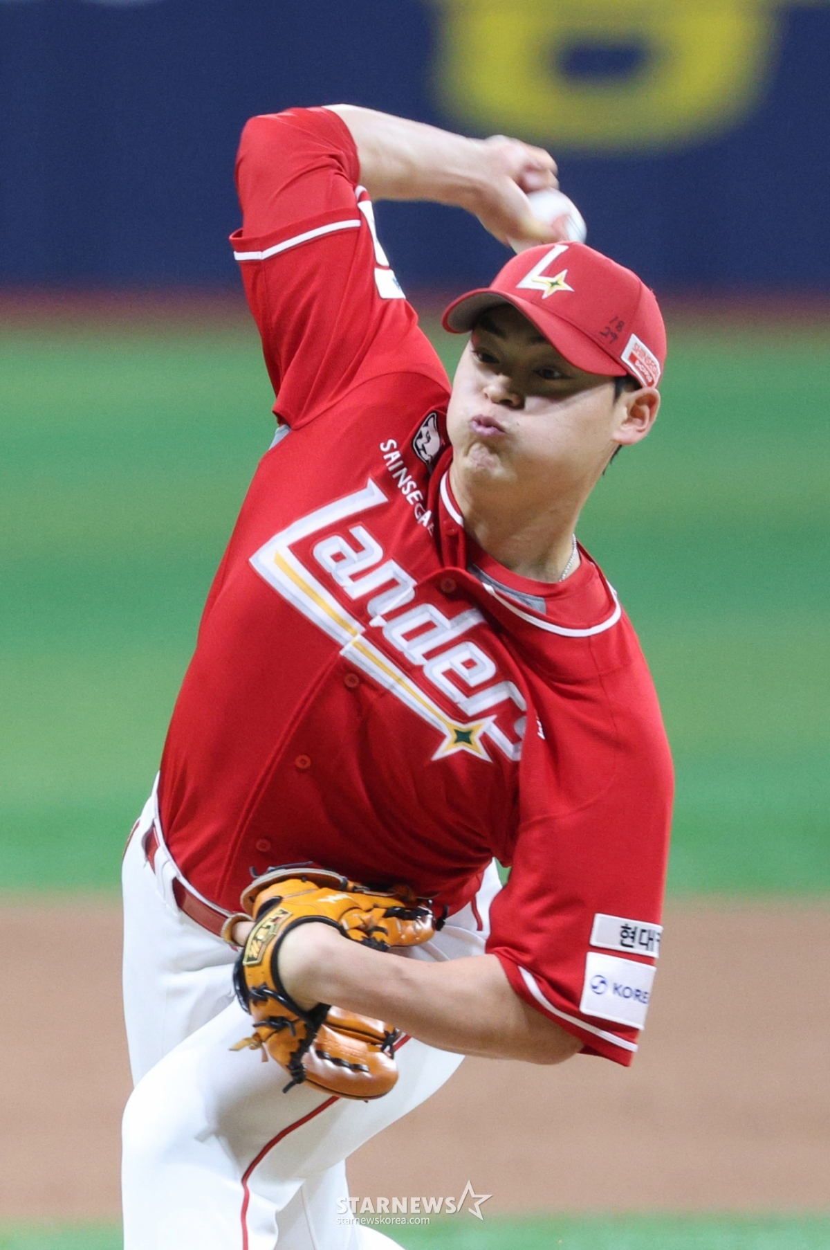 El partido de la Liga KBO Shinhan SOL 2026 entre Kiwoom Heroes y SSG Landers se celebró el día 20 en el Seúl Gocheok Sky Dome. SSG Jo Byeong-hyun está en plena actuación. /foto=corresponsal jefe Kim Jin-kyung