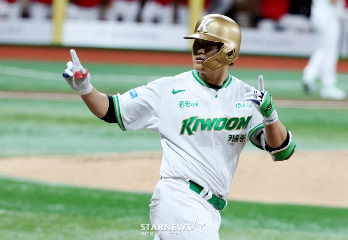 Trận đấu giữa đội bóng chày chuyên nghiệp Shinhan SOL KBO League Kirum Heroes và SSG Landers đã được tổ chức tại Gocheok Sky Dome, Seoul vào ngày 21. Kim Gun Hee của Kirum đang hoan hô sau khi đánh một cú home run ở cuối hiệp 3. /Ảnh = Kim Jin Kyung Kim. Jin Kyung@
