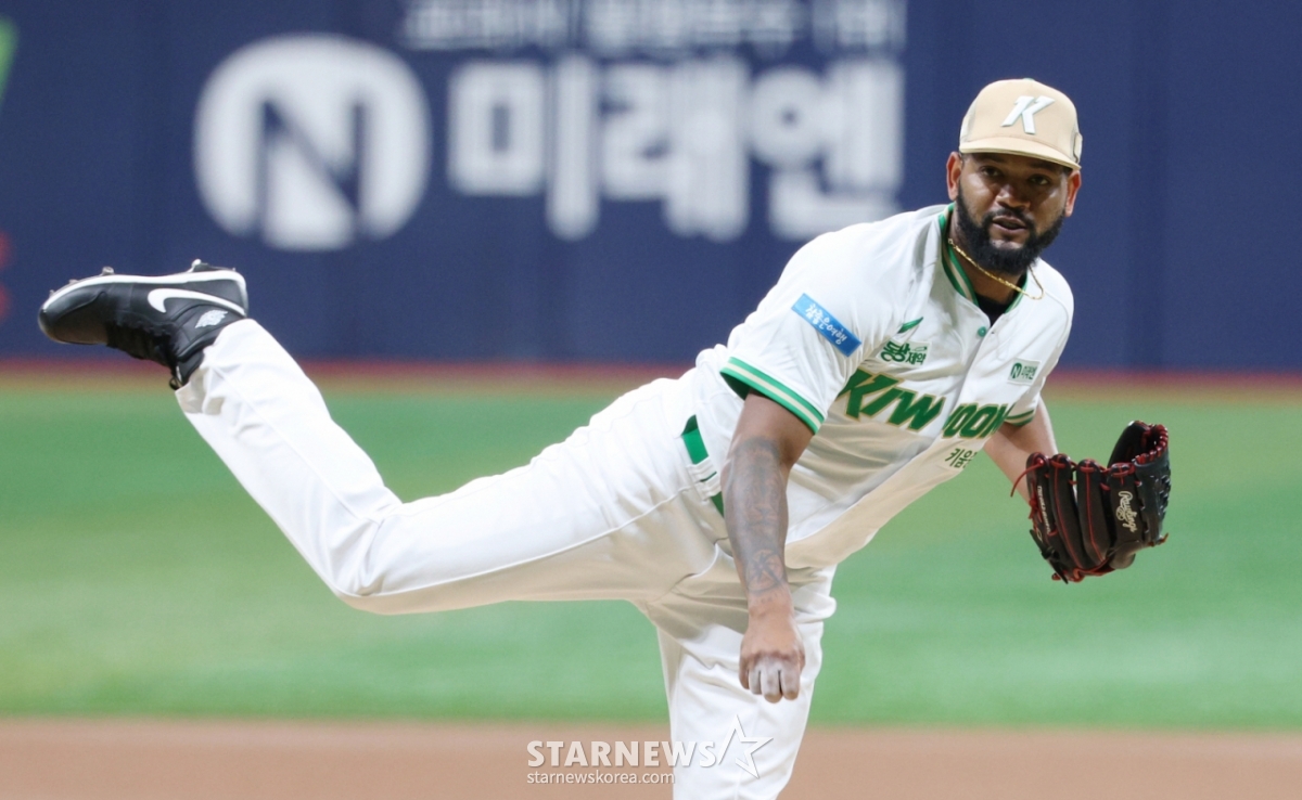 Trận đấu giữa đội bóng chày chuyên nghiệp Shinhan SOL KBO League Kirum Heroes và SSG Landers đã được tổ chức tại Gocheok Sky Dome, Seoul vào ngày 21. Alcantara, người bắt đầu nuôi dưỡng, đang ném bóng ngược lại. /Ảnh = Kim Jin Kyung Kim. Jin Kyung@