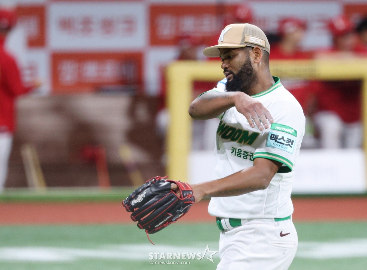 Trận đấu giữa đội bóng chày chuyên nghiệp Shinhan SOL KBO League Kirum Heroes và SSG Landers đã được tổ chức tại Gocheok Sky Dome, Seoul vào ngày 21. Alcantara, người bắt đầu nuôi dưỡng, đang ăn mừng sau khi hoàn thành cú ném bóng thứ 7. /Ảnh = Kim Jin Kyung Kim. Jin Kyung@