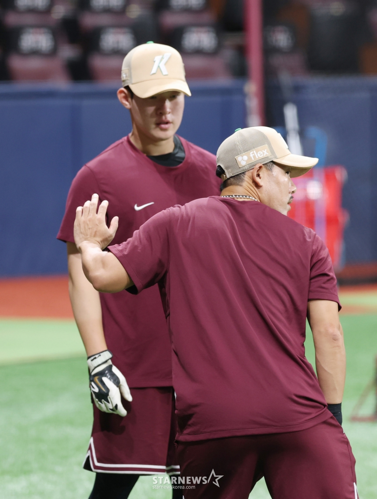 The 2026 Shinhan SOL KBO League Kiwoom Heroes vs. SSG Landers game was held on the 21st at Seoul Gocheok Sky Dome. Kiwoom's Lee Yong-gyu, a playing coach, was seen giving batting instruction to Taehyun. /Photo=Kim Jin-kyung kim.jinkyung@