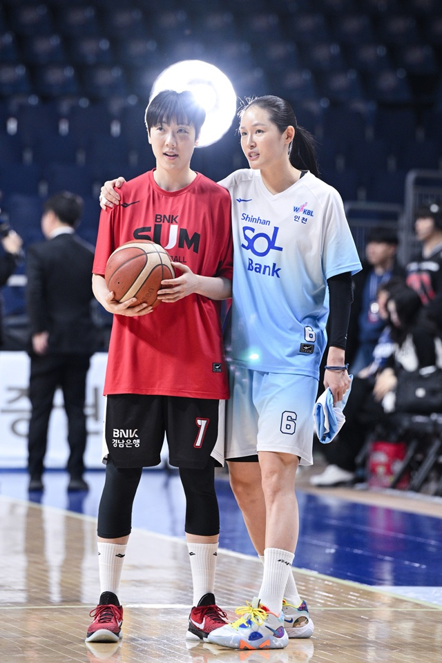 パク·ヘジンとチェ·イセム(右)。 /写真=WKBL提供