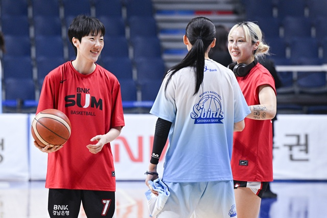 左からパク·ヘジン、チェ·イセム、キム·ソニア。 /写真=WKBL提供