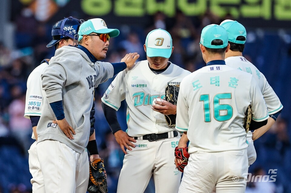 NCダイノスの李ホジュン監督(左から2番目)と選手たち。 /写真=NCダイノス提供