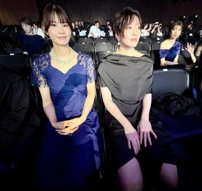 Araki Ayaka (derecha). /Foto=Recortes de las redes sociales oficiales de Hisamitsu
