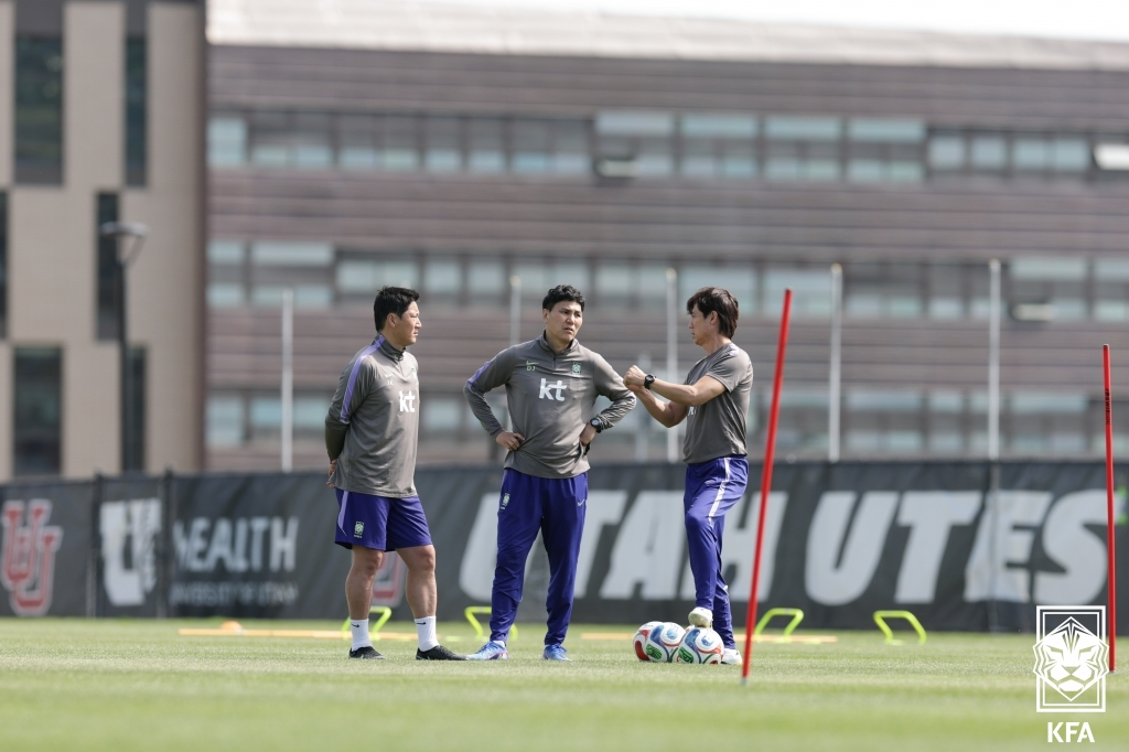 Durante el entrenamiento de la selección nacional de fútbol de Corea del Sur, el entrenador Hong Myung-bo (desde la derecha), el entrenador Kim Dong-jin y el entrenador Kim Jin-gyu. /Foto=Proporcionado por la Federación Coreana de Fútbol (KFA)