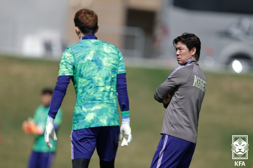 Hong Myung-bo (derecha), entrenador de la selección nacional de fútbol de Corea del Sur, observa el entrenamiento de los jugadores. /foto=Proporcionado por la Federación Coreana de Fútbol (KFA)