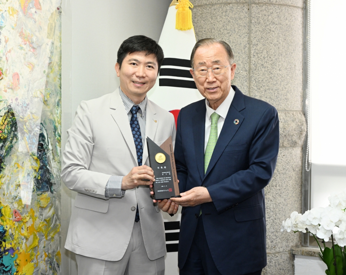 Yoo Seung-min (izquierda), presidente de la Federación Deportiva de Corea, y el exsecretario general de la ONU, Ban Ki-moon. /foto=proporcionada por la Federación Deportiva de Corea