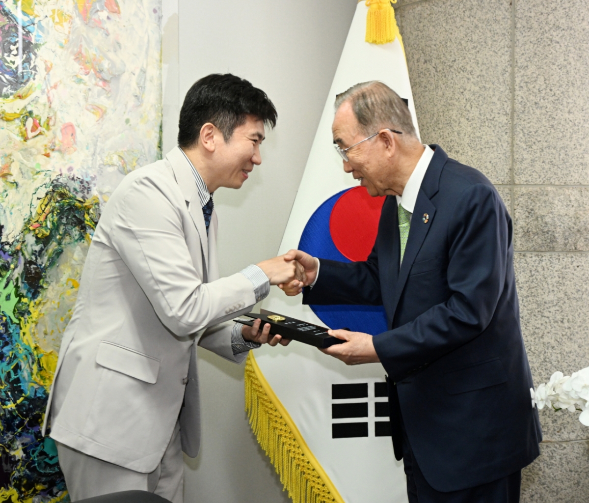 Yoo Seung-min (izquierda), presidente de la Federación Deportiva de Corea, y el exsecretario general de la ONU, Ban Ki-moon. /Foto=proporcionada por la Federación Deportiva de Corea