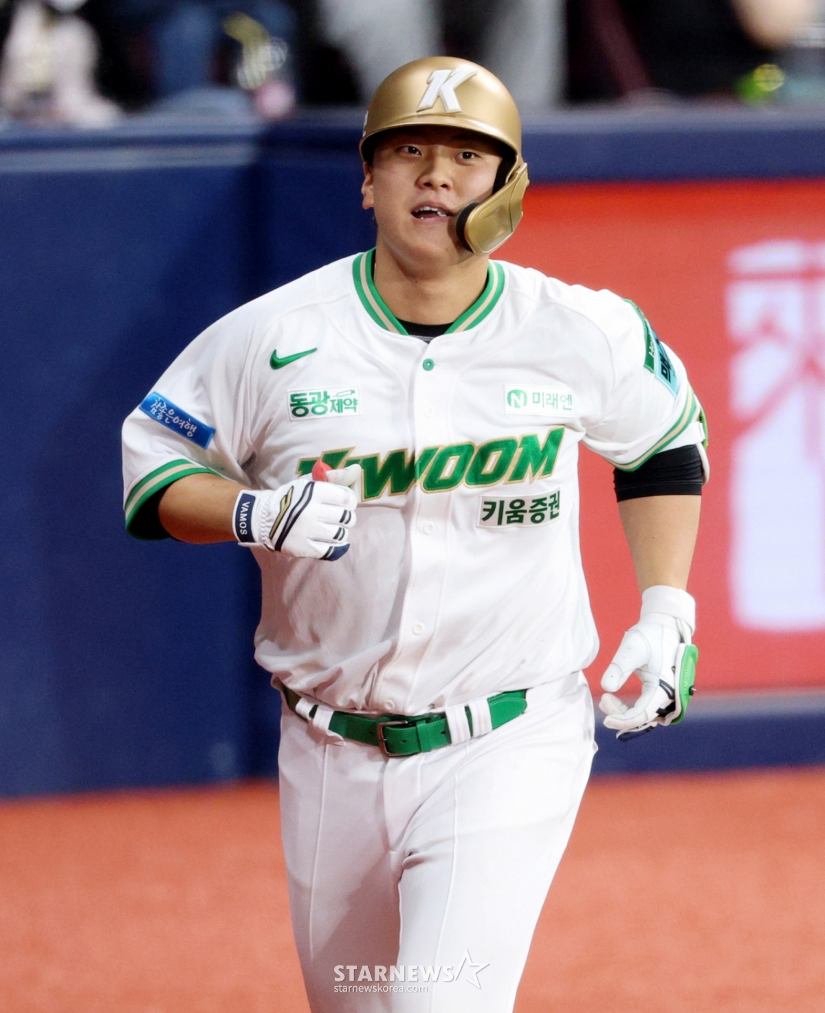 El partido de la 'Liga KBO Shinhan SOL 2026' entre Kiwoom Heroes y SSG Landers se celebró el día 21 en el Gocheok Sky Dome de Seúl. Kim Geon-hee de Kiwoom conecta un jonrón con bases llenas en la parte baja del tercer inning con un out y bases llenas, y regresa a casa. /Foto=Kim Jin-kyung kim.jinkyung@