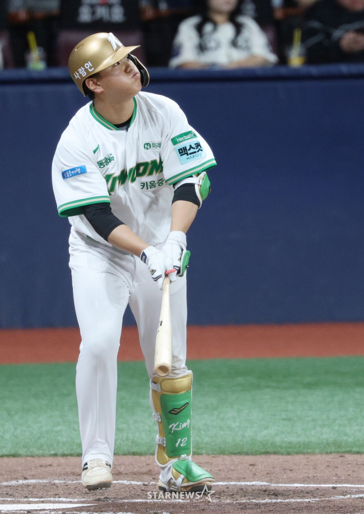 El partido de la 'Liga KBO Shinhan SOL 2026' entre Kiwoom Heroes y SSG Landers se celebró el día 21 en el Gocheok Sky Dome de Seúl. Kim Geon-hee de Kiwoom conecta un jonrón con bases llenas en la parte baja del tercer inning con un out y bases llenas, y verifica la trayectoria de la pelota. /Foto=Kim Jin-kyung kim.jinkyung@