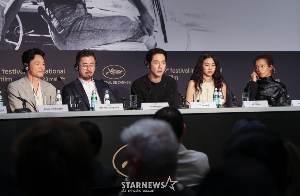 (カーン=ニュース1)李ジュンソン特派員=第79回カンヌ国際映画祭が開かれている18日(現地時間)、フランス南部の小都市カーン·パレ·デ·フェスティバルで開かれた競争部門進出作「ホープ」公式記者会見で、ナ·ホンジン監督と俳優たちが記者会見をしている。 2026.5.18/ニュース1 Copyright © ニュース1. All rights reserved。無断転載及び再配布、AI学習利用禁止。 /写真=(カーン=ニュース1)李ジュンソン特派員