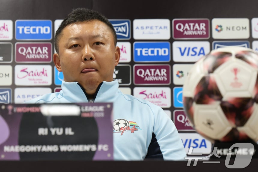 North Korea's Naegohyang Women's Football Club head coach Li Yu-il at a press conference. /Photo=NEWS1