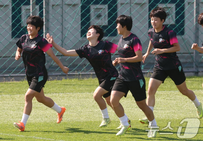 2025-2026年亚洲足球联盟(AFC)女子冠军联赛(AWCL)决赛北韩故乡女子足球队和东京维迪贝莱扎的比赛前一天的22日，在京畿水原市八达区水原世界杯体育场辅助体育场举行的公开训练中，北韩故乡女子足球队的选手们正在进行训练。 =照片=news1