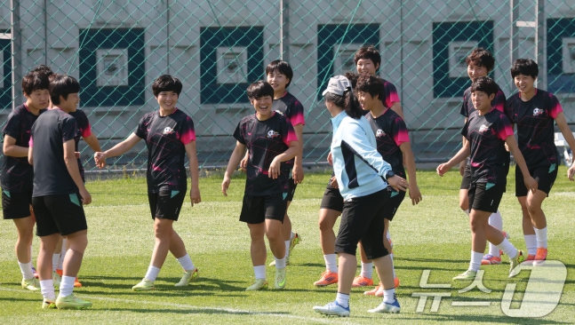 2025-2026年亚洲足球联盟(AFC)女子冠军联赛(AWCL)决赛北韩故乡女子足球队和东京维迪贝莱扎的比赛前一天的22日，在京畿水原市八达区水原世界杯体育场辅助体育场举行的公开训练中，北韩故乡女子足球队的选手们正在进行训练。 =照片=news1