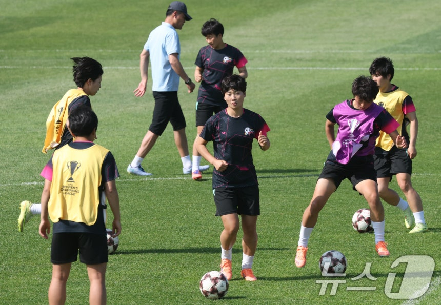 2025-2026年亚洲足球联盟(AFC)女子冠军联赛(AWCL)决赛北韩故乡女子足球队和东京维迪贝莱扎的比赛前一天的22日，在京畿水原市八达区水原世界杯体育场辅助体育场举行的公开训练中，北韩故乡女子足球队的选手们正在进行训练。 =照片=news1