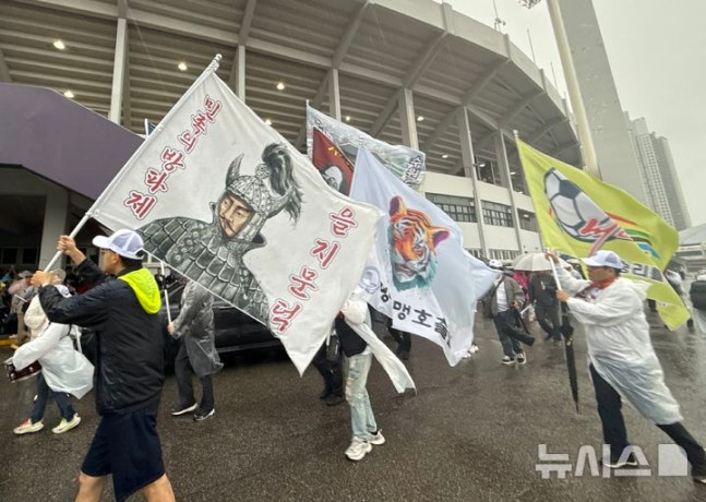 Prior to the 2025-2026 Asian Football Confederation (AFC) Women's Champions League (AWCL) semi-final match between Suwon FC Women and Naegohyang Women's Football Team at Suwon Sports Complex on the 20th, a joint North-South support group practices their cheers. /Photo=NEWSIS