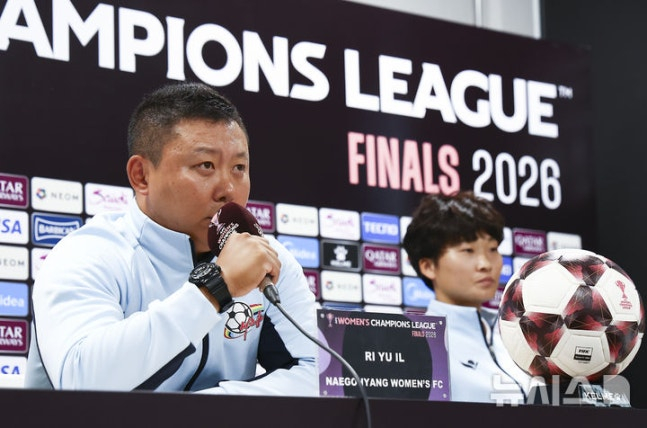 Lee Yu-il (left), head coach of North Korea's Naegohyang Women's Football Team, answers reporters' questions during an official press conference held one day before the 2025-26 Asian Football Confederation (AFC) Women's Champions League (AWCL) final at Suwon Sports Complex on the 22nd. /Photo=NEWSIS