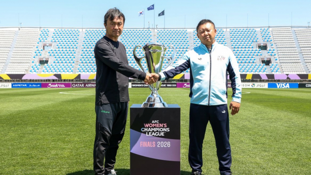 Gusuno Se Naoki, head coach of Japan's Tokyo Verdy Beleza, and Lee Yu-il, head coach of North Korea's Naegohyang Football Club, ahead of the 2025-2026 AFC Women's Champions League final. /Photo=AFC