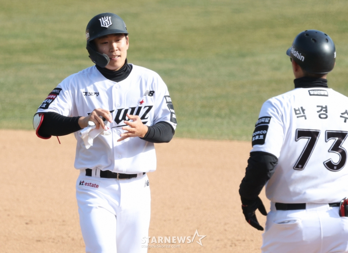 El partido de pretemporada de la Liga KBO Shinhan SOL Bank 2026 entre KT Wiz y Kiwoom Heroes se disputó el día 19 en el parque KT Wiz de Suwon. Tras lograr un doblete de dos carreras en el octavo inning con dos outs, el lanzador de KT, Ryu Hyun-jin, llegó a la base y recibió la bienvenida del entrenador Park Kyung-soo. /foto=corresponsal jefe Kim Jin-kyung