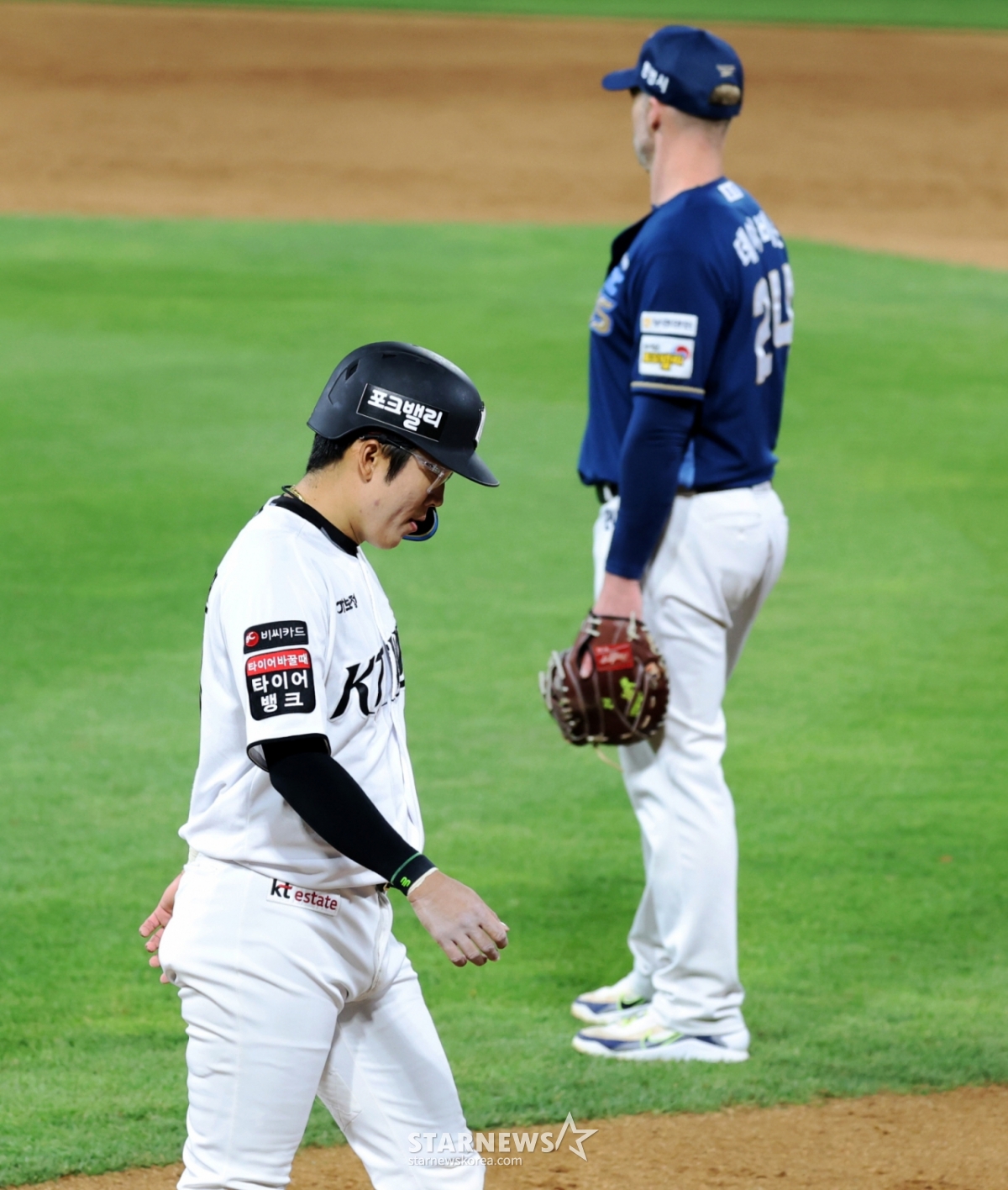 NC右腕ブルペンのリュ·ジンウクが22日、水原KTウィズパークで開かれる2026KBOリーグKTウィズとNCダイノスの試合7回裏、1死2、3塁でホ·ギョンミンの背中を合わせた後、申し訳ない気持ちを伝えている。  2026.0.22./写真=カン·ヨンジョ先任記者