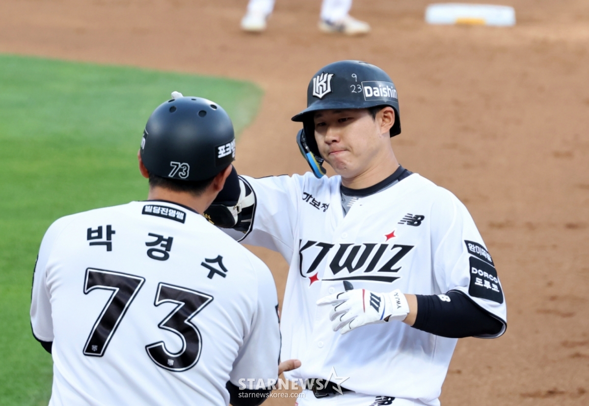 KT1番打者のチェ·ウォンジュンが22日、水原（スウォン）KTウィズパークで行われる2026KBOリーグKTウィズとNCダイノスの試合2回裏、安打で出塁している。  KT1番打者のチェ·ウォンジュンが22日、水原（スウォン）KTウィズパークで行われる2026KBOリーグKTウィズとNCダイノスの試合2回裏、安打で出塁している。  2026.0.22./写真=カン·ヨンジョ先任記者