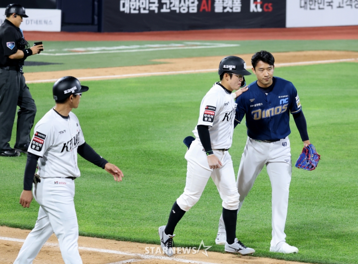 NC right-handed relief pitcher Ryu Jin-wook is seen conveying his apology after hitting KT Wiz infielder Heo Kyung-min on the back during the bottom of the 7th inning with one out and runners on second and third base at the 2026 KBO League KT Wiz vs. NC Dinos game held at Suwon KT Wiz Park on the 22nd. 2026.0.22. /Photo=Senior reporter Kang Young-jo