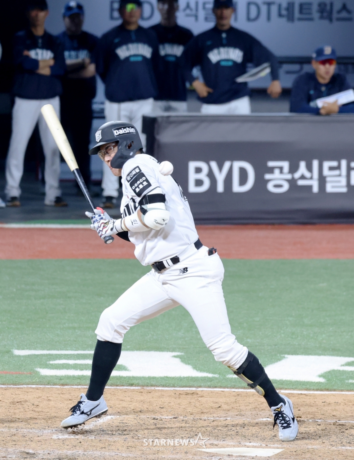 NC right-handed relief pitcher Ryu Jin-wook is seen conveying his apology after hitting KT Wiz infielder Heo Kyung-min on the back during the bottom of the 7th inning with one out and runners on second and third base at the 2026 KBO League KT Wiz vs. NC Dinos game held at Suwon KT Wiz Park on the 22nd. 2026.0.22. "He must be in pain" /Photo=Senior reporter Kang Young-jo