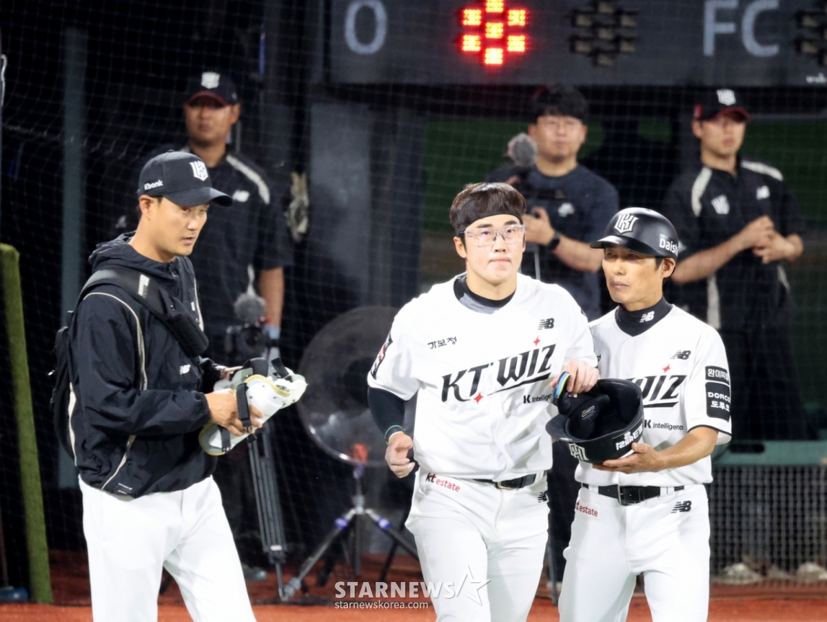 NC right-handed relief pitcher Ryu Jin-wook is seen conveying his apology after hitting KT Wiz infielder Heo Kyung-min on the back during the bottom of the 7th inning with one out and runners on second and third base at the 2026 KBO League KT Wiz vs. NC Dinos game held at Suwon KT Wiz Park on the 22nd. 2026.0.22. "He must be in pain" /Photo=Senior reporter Kang Young-jo
