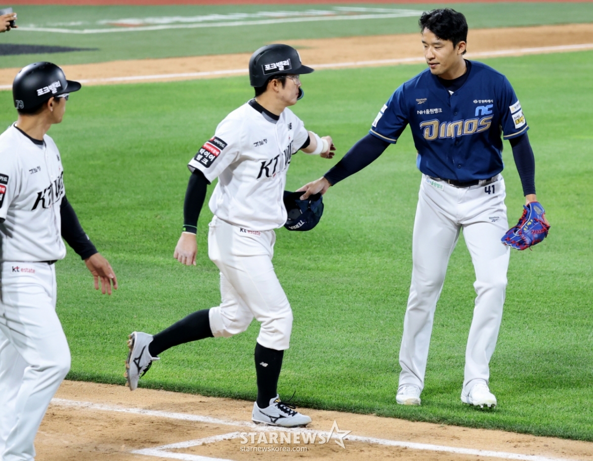NC right-handed relief pitcher Ryu Jin-wook is seen conveying his apology after hitting KT Wiz infielder Heo Kyung-min on the back during the bottom of the 7th inning with one out and runners on second and third base at the 2026 KBO League KT Wiz vs. NC Dinos game held at Suwon KT Wiz Park on the 22nd. 2026.0.22. "He must be in pain" /Photo=Senior reporter Kang Young-jo