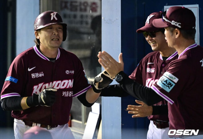 李ヒョンジョン(左)とハイタッチするソル·ジョンジン監督。