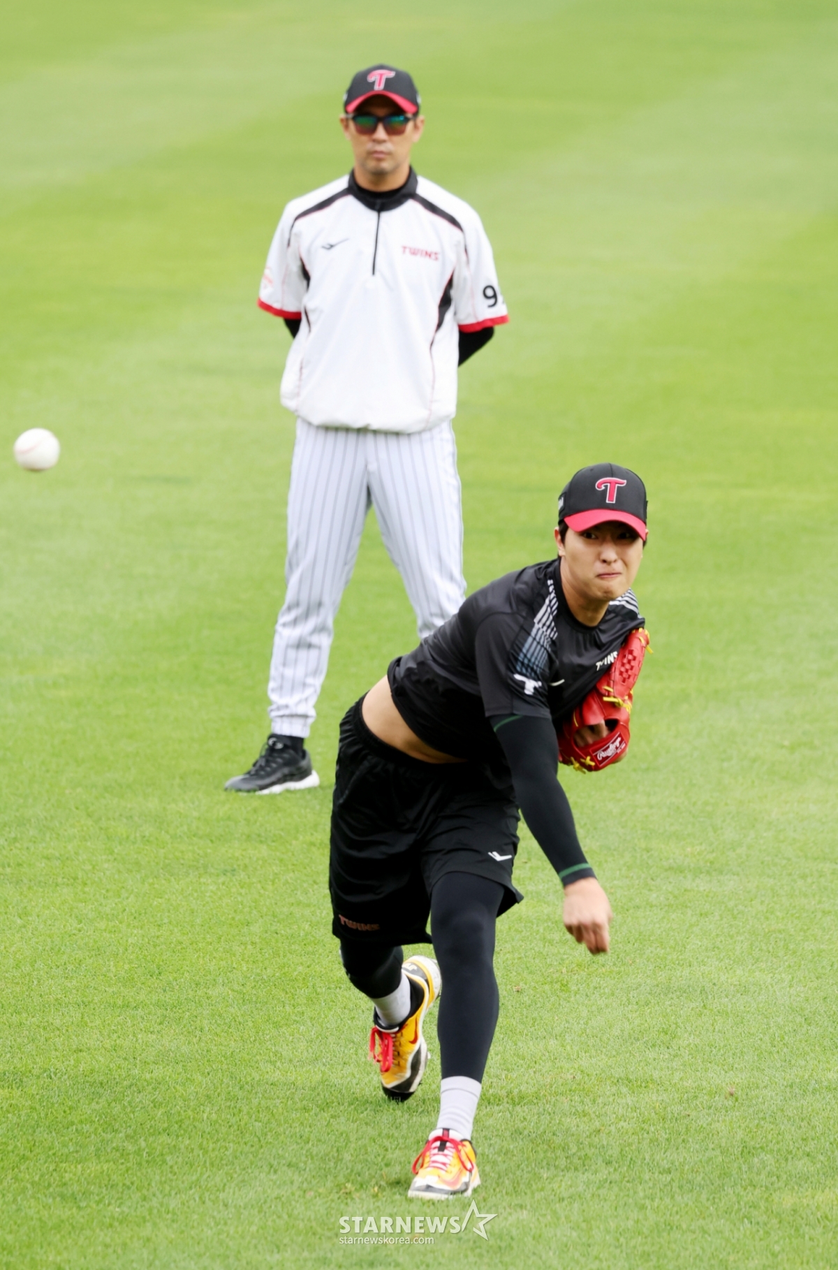 LG right-handed pitcher Lee Jung-yong is seen pitching in the outfield ahead of the match between KIA Tigers and LG Twins, which will be held at GwangjuKIA Champions Field on the 21st. Pitching coach Kim Kwang-sam is closely monitoring Lee Jung-yong, who is starting the game. 2026.05.21. /Photo=Senior reporter Kang Young-jo cameratalks@