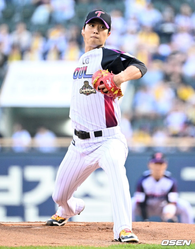 Lee Jung-yong pitching in the Kiwoom game.