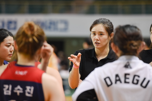 Huấn luyện viên Kang Young-sook (giữa). /Ảnh = cung cấp WKBL