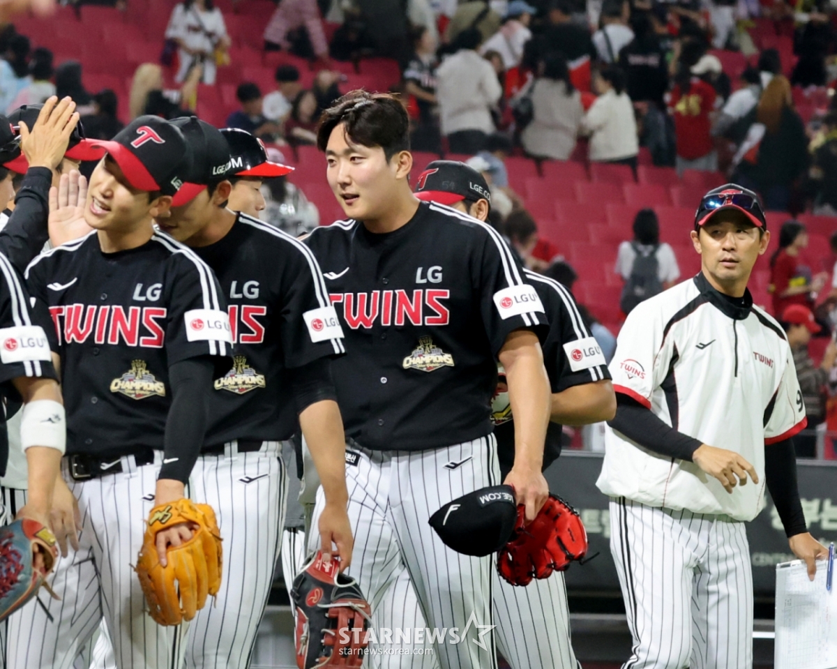 Son Joo-young, người kết thúc LG, đã chặn Kia Tigerers và LG Twins không để mất điểm nào ở gôn 1 và 2 vào cuối hiệp 8 và rơi vào nguy cơ về gôn 2 và 3 vào cuối hiệp 9, nhưng người đánh bóng cuối cùng đã xử lý Kim Sun-bin như một quả bóng đất trước mặt cầu thủ ném bóng và dập tắt ngọn lửa. Đó là Son Joo Young, người đã nếm trải hai lần khoảnh khắc trái tim của cầu thủ ném bóng cuối cùng trở nên run rẩy. Và hôm nay Son Joo Young cũng đã cứu vãn tình thế. 2026.05.21 Son Joo-young, người kết thúc LG, đang hướng đến Dougout sau khi xử lý Kim Tae-gun như một quả bóng sân trong sân trong khi Kia Tigerers và LG Twins chơi ở gôn 1 và 2 vào cuối hiệp 8 tại sân nhà KIA Champions Field ở Gwangju vào ngày 21. 2026.05.21 Kim Sun Bin đánh bóng bằng găng tay của cầu thủ ném bóng cuối cùng… ...đã có khí thế chạy đến tận căn cứ thứ nhất Son Joo Young nhưng mà... Son Joo Young kết thúc cuộc viễn chinh Champions Field bằng một cú chuyền nhẹ nhàng... Đó là Son Joo Young, người đã nếm trải hai lần khoảnh khắc trái tim của cầu thủ ném bóng cuối cùng trở nên run rẩy. Và hôm nay Son Joo Young cũng đã cứu vãn tình thế. 2026.05.21 Nếu ném bóng kết thúc, chúng ta có thể cùng nhau thực hiện cảnh này… Sự lựa chọn là khoảnh khắc mà bạn không thể trải nghiệm mà không đấu hết mình. /Ảnh = Kang Young-jo cameratalks@