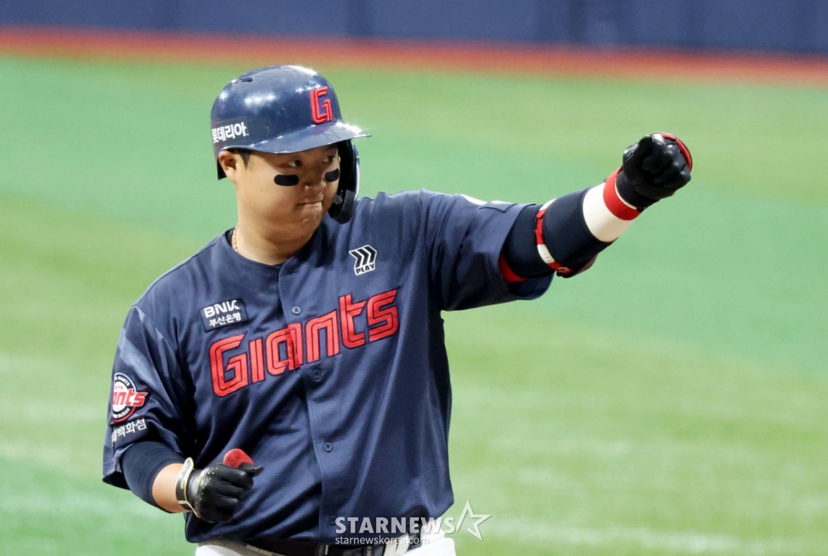 Lotte's Han Dong-hei celebrates after hitting a single against An Woo-jin in the first inning of the 2026 KBO League game between Lotte Giants and Kiwoom Heroes at Gocheok Sky Dome on the 12th. 2026.04.12. /Photo=Senior reporter Kang Young-jo