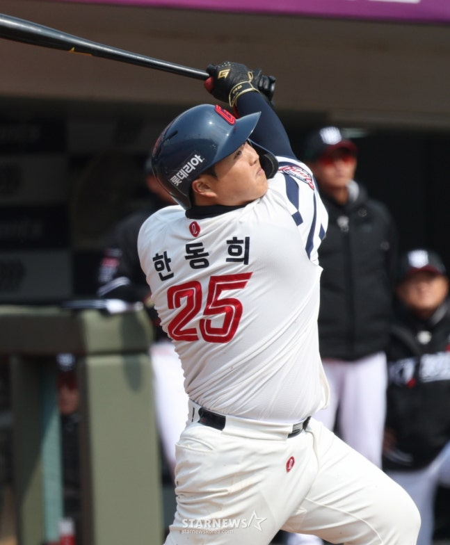 The 2026 Shinhan SOL Bank KBO League exhibition game between Lotte Giants and KT Wiz was held on March 12 at Busan Sajik Baseball Stadium. Lotte's Han Dong-hei is shown taking a powerful swing. /Photo=Chief correspondent Kim Jin-kyung