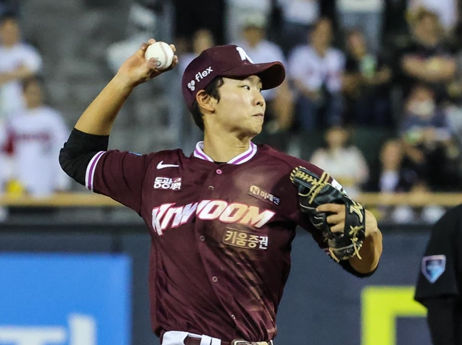 Kwon Hyuk-bin making a defensive play during the match against LG on the 22nd. /Photo=Kiwoom Heroes