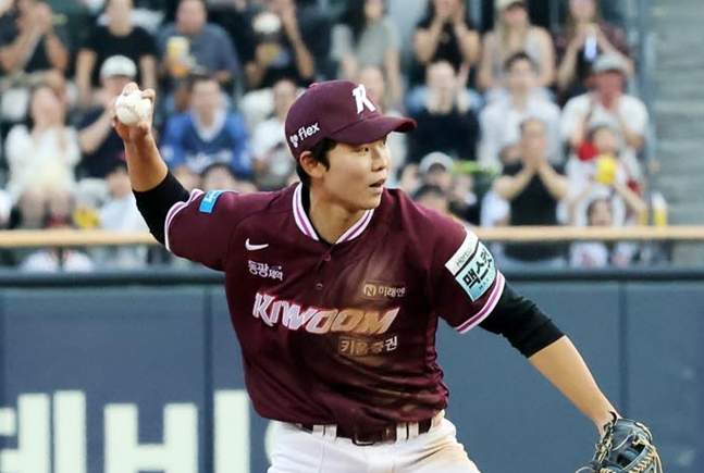 Kwon Hyuk-bin making a defensive play during the match against LG on the 2nd. /Photo=Kiwoom Heroes