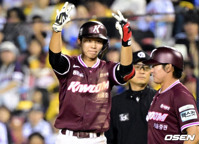 Kwon Hyuk-bin after hitting the two-run single.