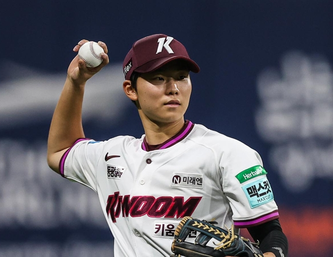 Kwon Hyuk-bin making a defensive play. /Photo=Kiwoom Heroes