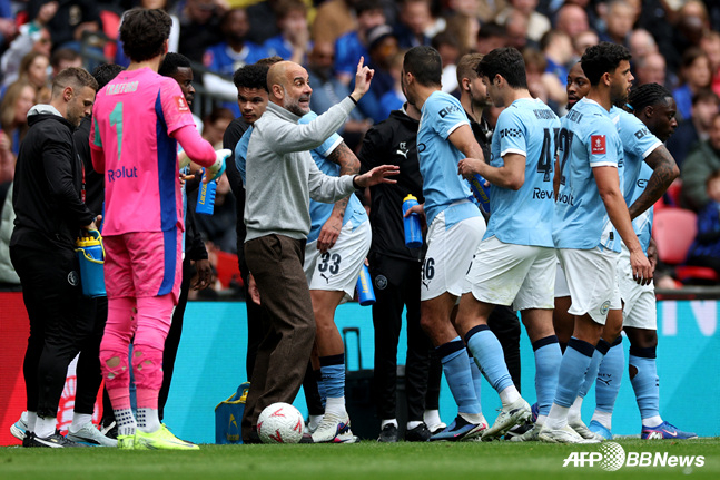 Pep Guardiola (center) giving tactical instructions to players. /AFPBBNews=NEWS1