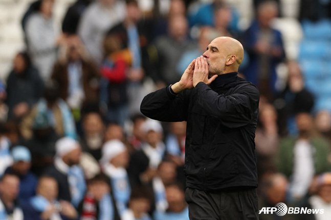 Pep Guardiola greeting Manchester City fans. /AFPBBNews=NEWS1