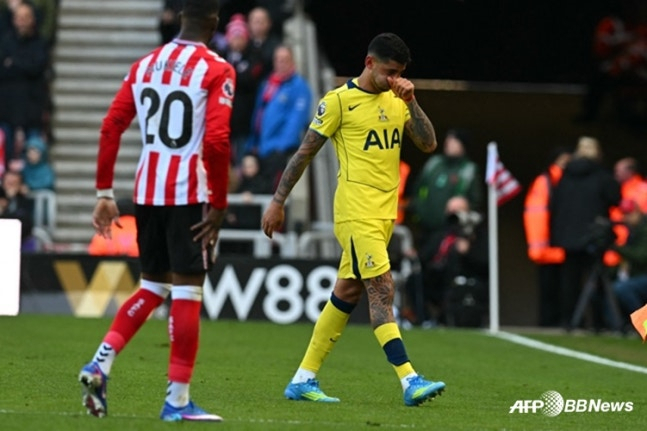 Cristian Romero (right) leaves the pitch after sustaining an injury during the 32nd round of the 2025-2026 English Premier League (EPL) match between Tottenham and Sunderland at the Stadium of Light in Sunderland, UK, on April 12 (local time). /AFPBBNews=NEWS1