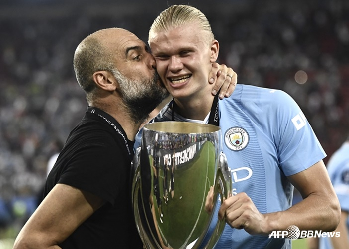 Manager Pep Guardiola (left) and Erling Haaland. /AFPBBNews=NEWS1